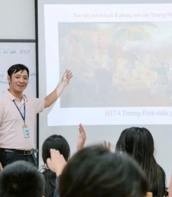 Thầy Phạm Văn Giềng và học sinh trong giờ Lịch sử.