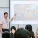 Thầy Phạm Văn Giềng và học sinh trong giờ Lịch sử.