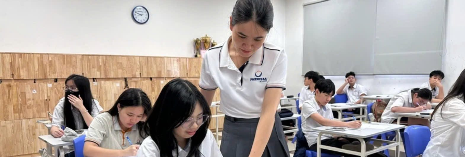 Cô Nguyễn Thị Oanh hướng dẫn học sinh trong giờ Toán.