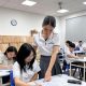 Cô Nguyễn Thị Oanh hướng dẫn học sinh trong giờ Toán.