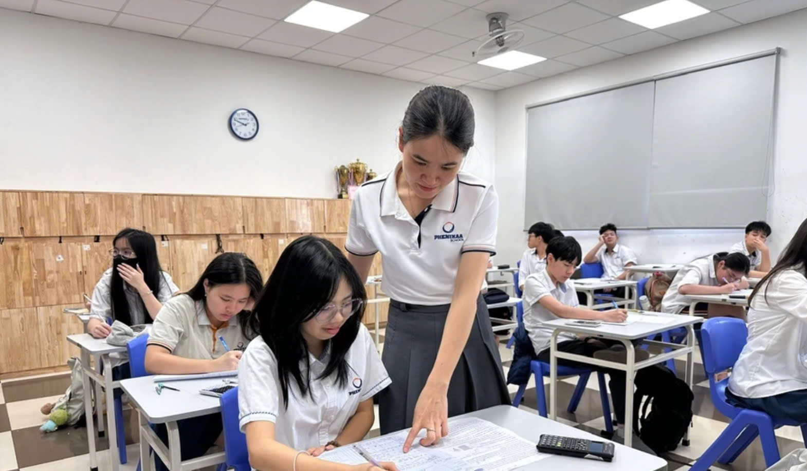 Cô Nguyễn Thị Oanh hướng dẫn học sinh trong giờ Toán.