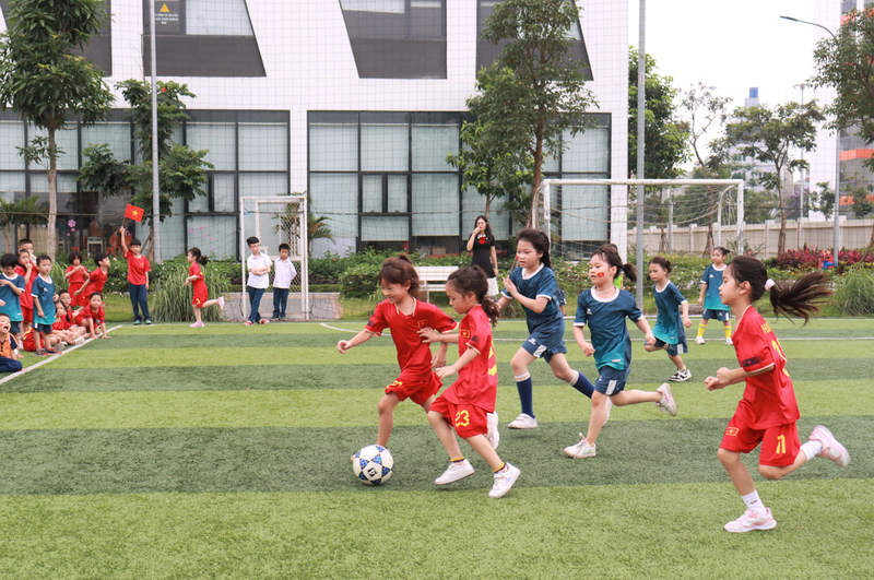 Giáo dục thể chất không chỉ giúp bé rèn luyện sức khỏe mà còn phát triển các kỹ năng sống quan trọng