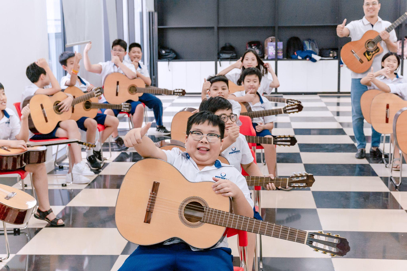 Học sinh học nhạc cụ trong tiết Âm nhạc