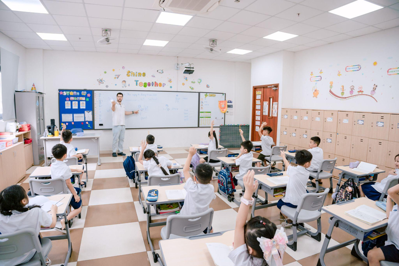 Học sinh lớp chất lượng cao được học tiếng Anh với giáo viên nước ngoài ngay từ Tiểu học