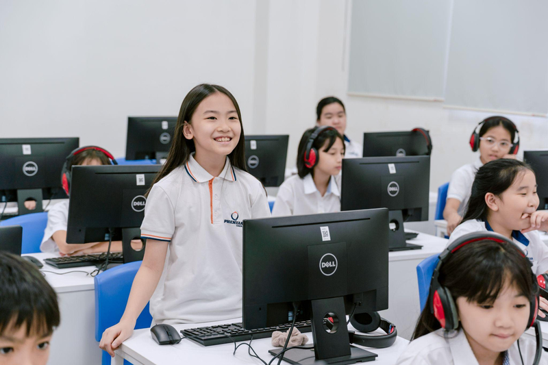 Học tập với công nghệ là một trong các phương pháp giảng dạy tại Phenikaa School