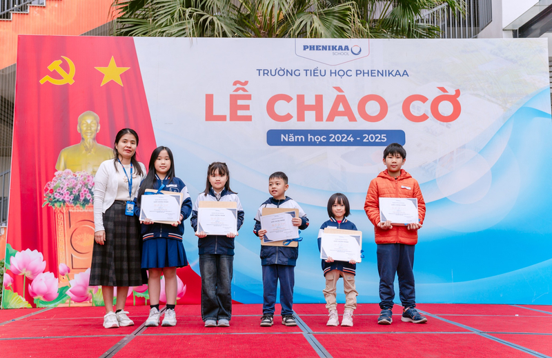 Khen thưởng các em học sinh có thành tích tốt trong học tập