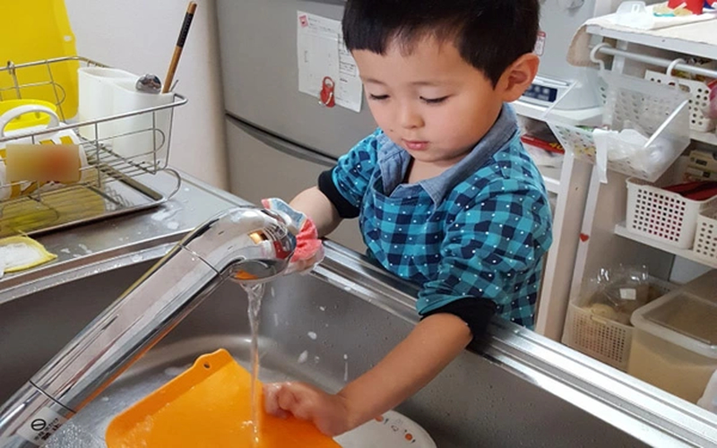 Làm việc nhà cũng là tình huống hàng ngày giúp trẻ học thêm kỹ năng sống