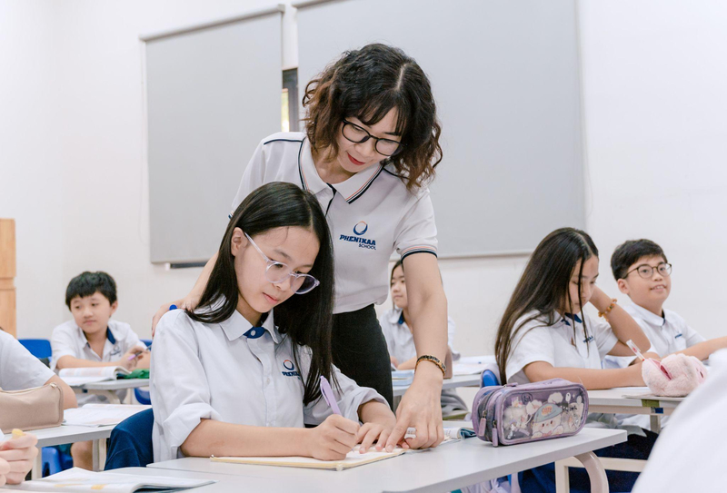 Tại Phenikaa School giáo viên luôn theo sát đồng hành cùng học sinh