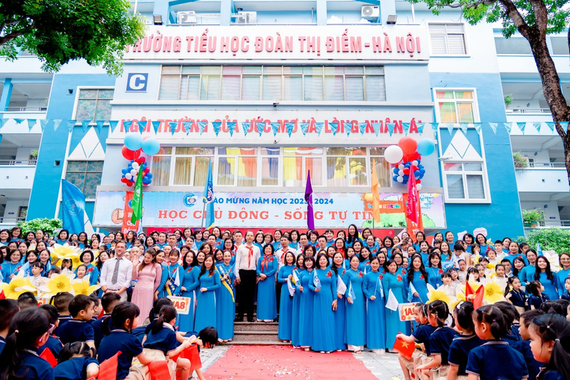 Cô và trò trường Tiểu học Đoàn Thị Điểm