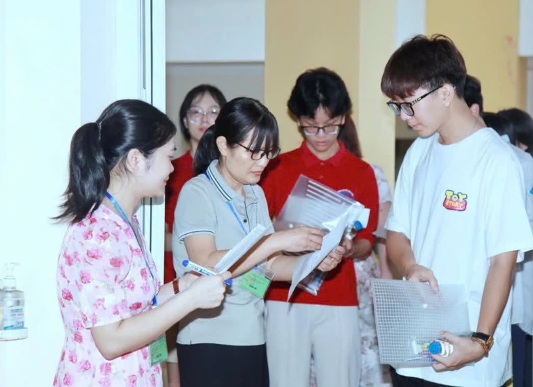 Thí sinh thi vào lớp 10 Hà Nội năm 2025. Ảnh: Vân Anh.
