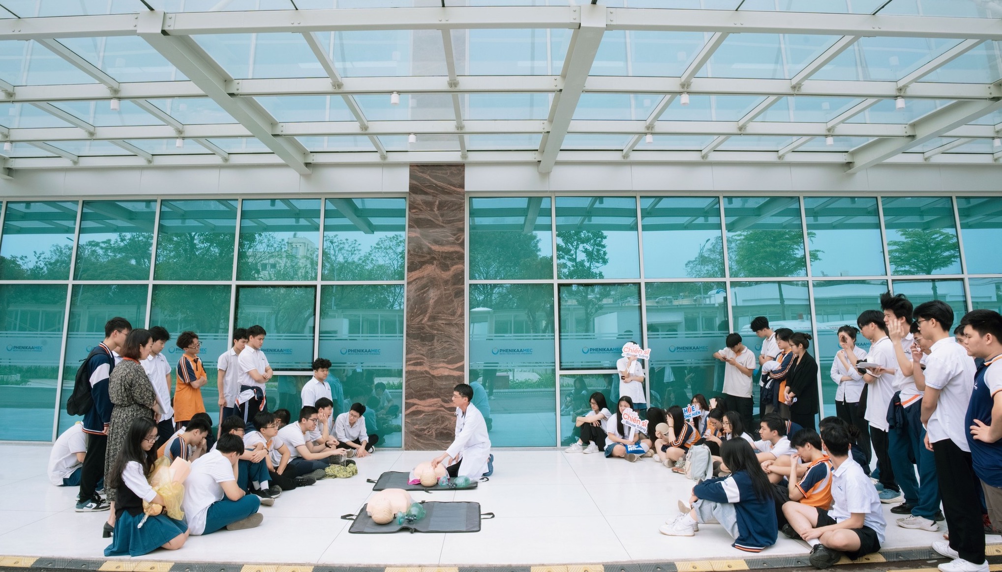 Học sinh Phenikaa School tham quan, trải nghiệm thực hành kỹ năng hồi sức cấp cứu tại Bệnh viện Đại học Phenikaa
