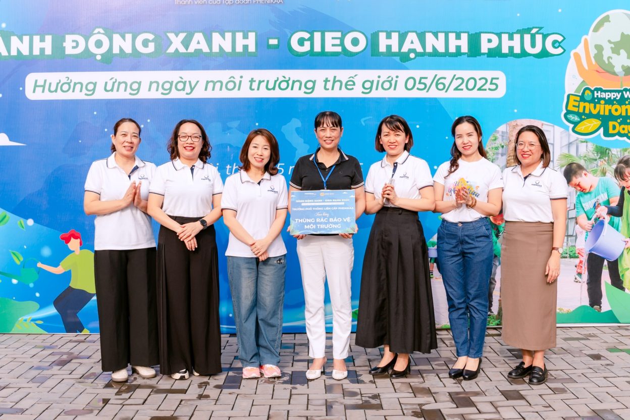 Phenikaa School đã trao tặng Trường Mầm non Phương Canh 5 thùng rác nhằm hỗ trợ phân loại rác tại nguồn