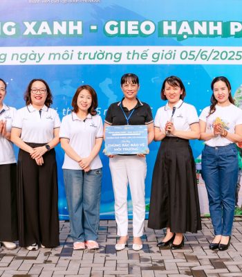 Phenikaa School đã trao tặng Trường Mầm non Phương Canh 5 thùng rác nhằm hỗ trợ phân loại rác tại nguồn