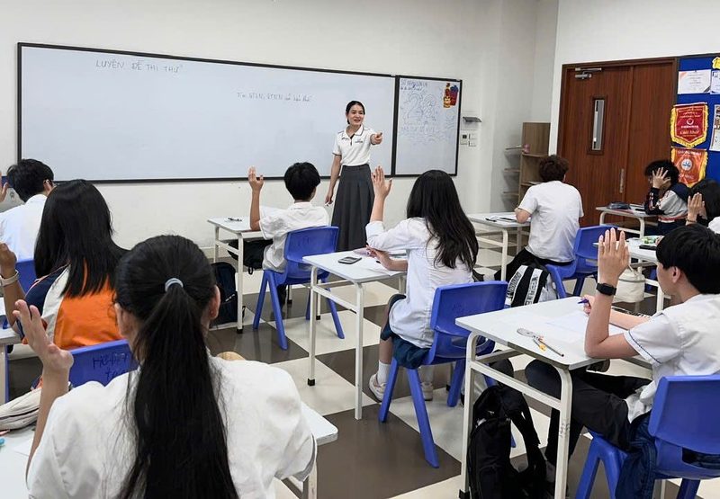 Cô Nguyễn Thị Oanh và học trò trong giờ Toán.