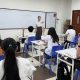 Cô Nguyễn Thị Oanh và học trò trong giờ Toán.
