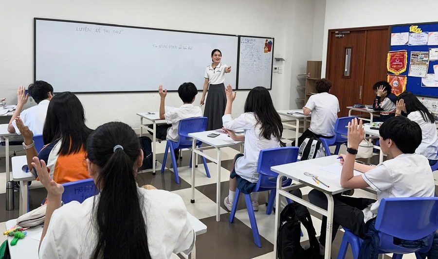 Cô Nguyễn Thị Oanh và học trò trong giờ Toán.
