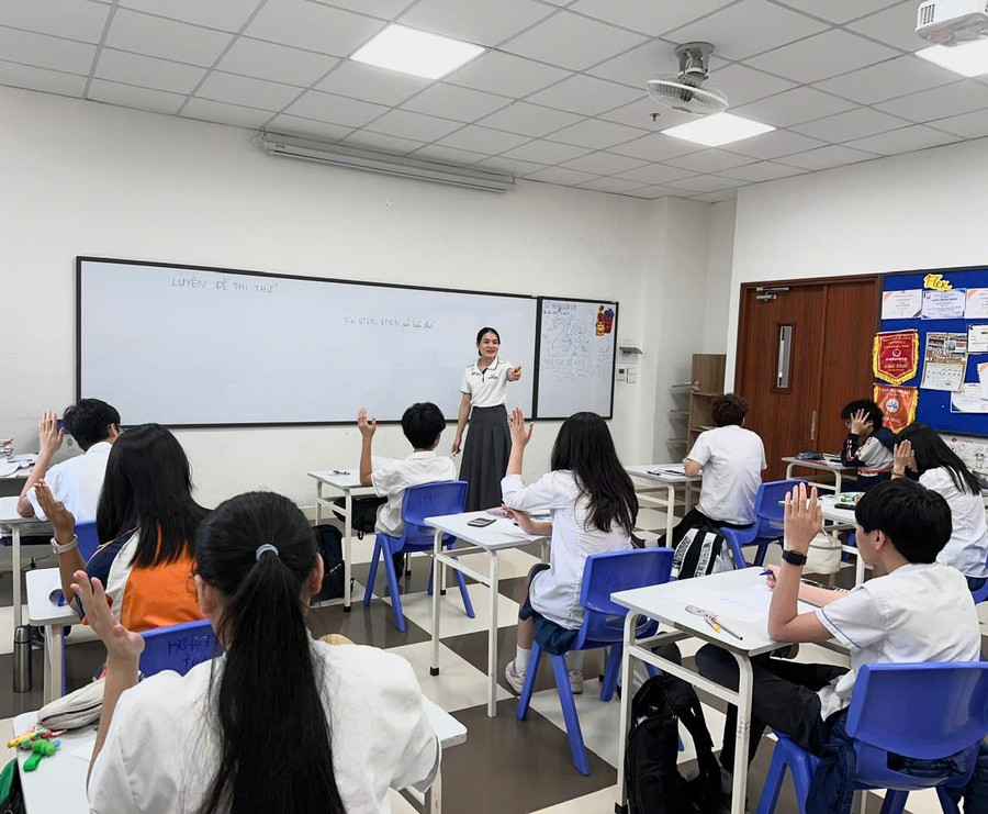 Cô Nguyễn Thị Oanh và học trò trong giờ Toán.