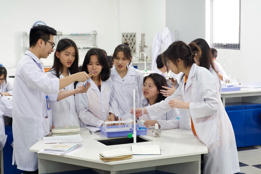 Thầy Cù Văn Thái và học trò trong giờ học.
