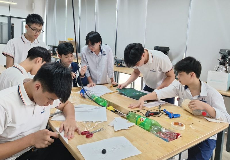 Học sinh Phenikaa School trong giờ Vật lí.