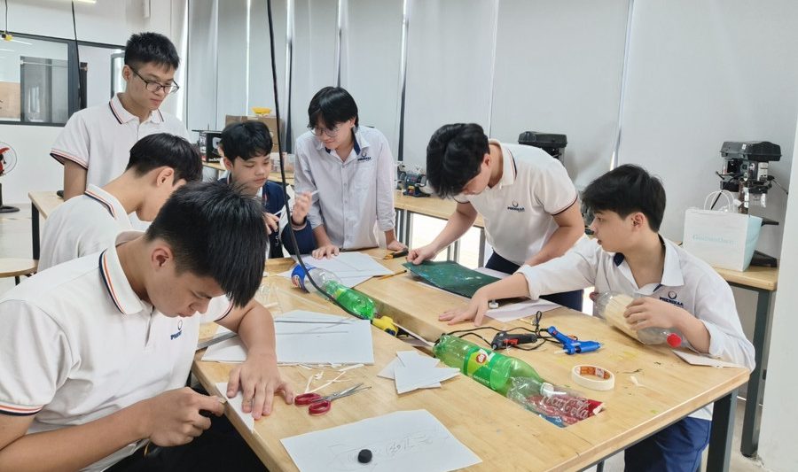 Học sinh Phenikaa School trong giờ Vật lí.