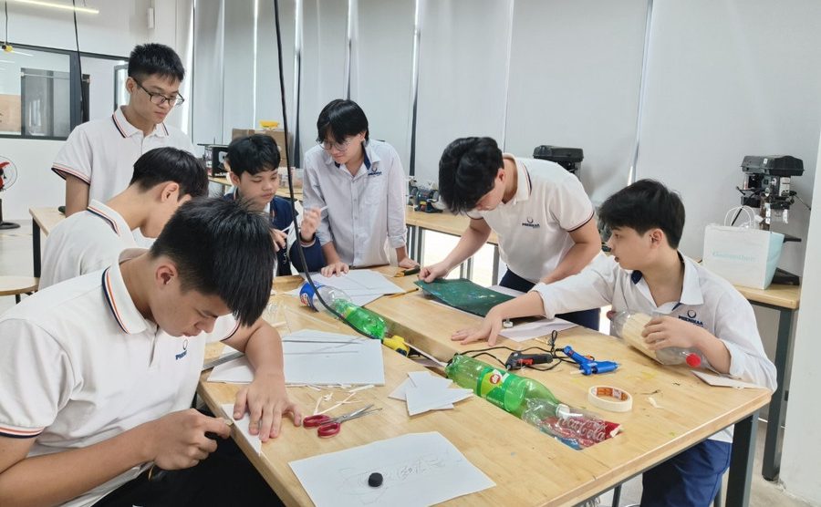Học sinh Phenikaa School trong giờ Vật lí.