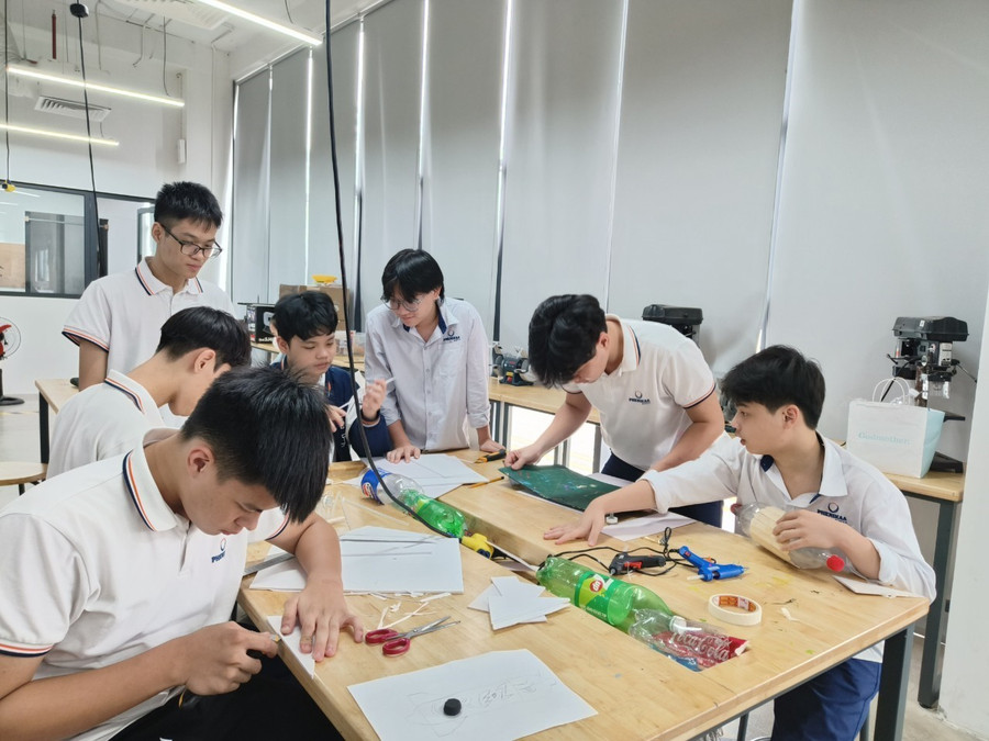Học sinh Phenikaa School trong giờ Vật lí.
