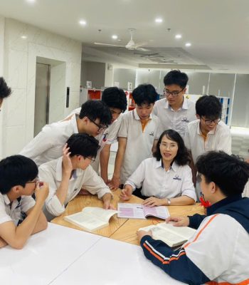 Cô Đình Thị Thủy và học trò.