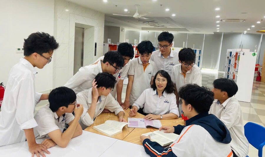 Cô Đình Thị Thủy và học trò.