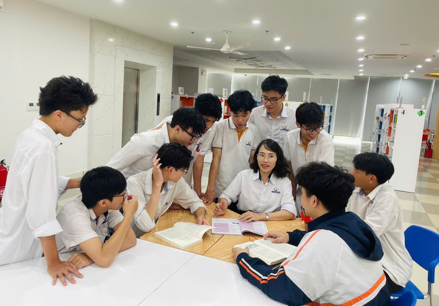 Cô Đình Thị Thủy và học trò.
