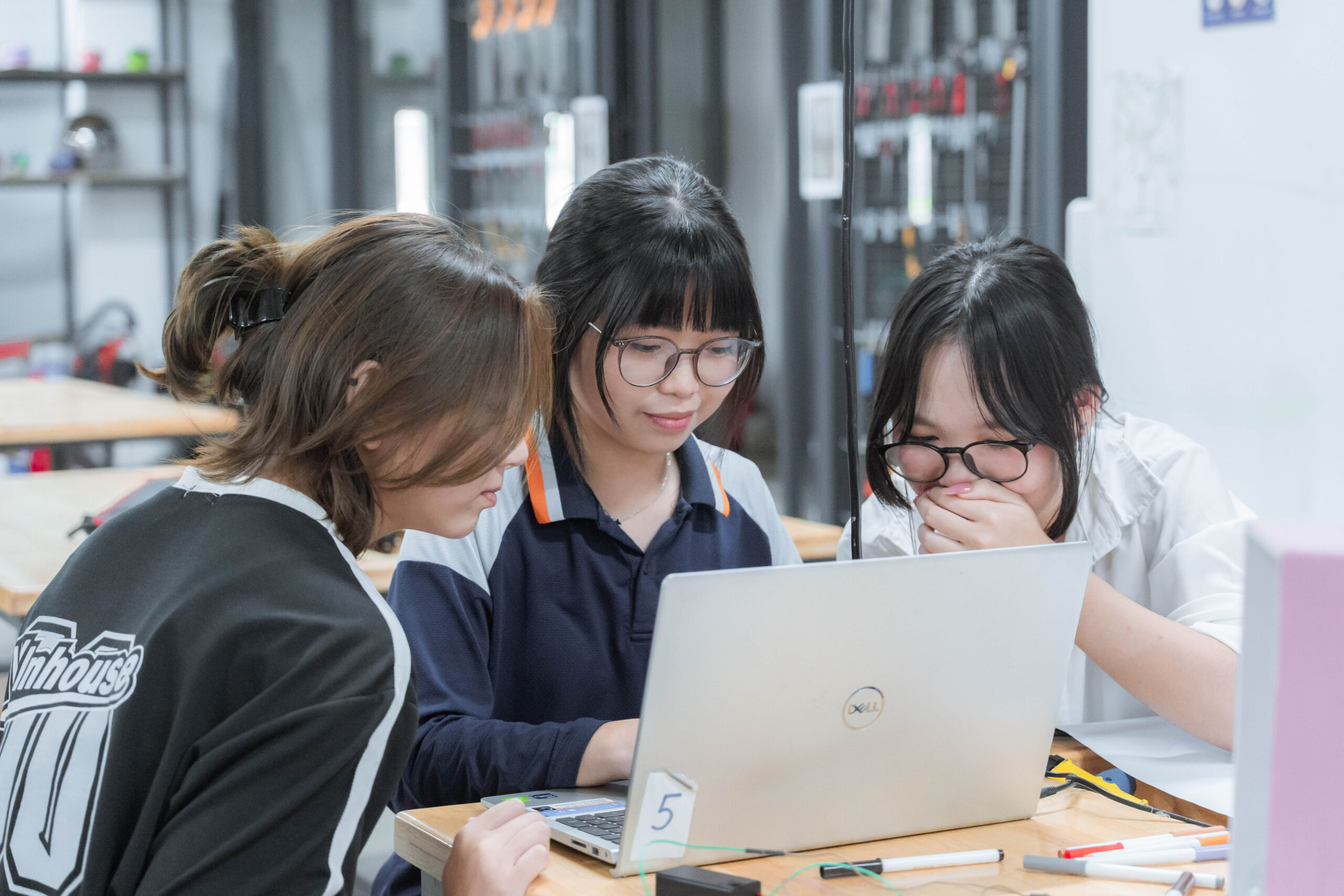 Các bạn học sinh Câu lạc bộ Hè Phenikaa Vibes 2025 cùng nhau triển khai Dự án STEM “Máy rửa tay khử khuẩn tự động”
