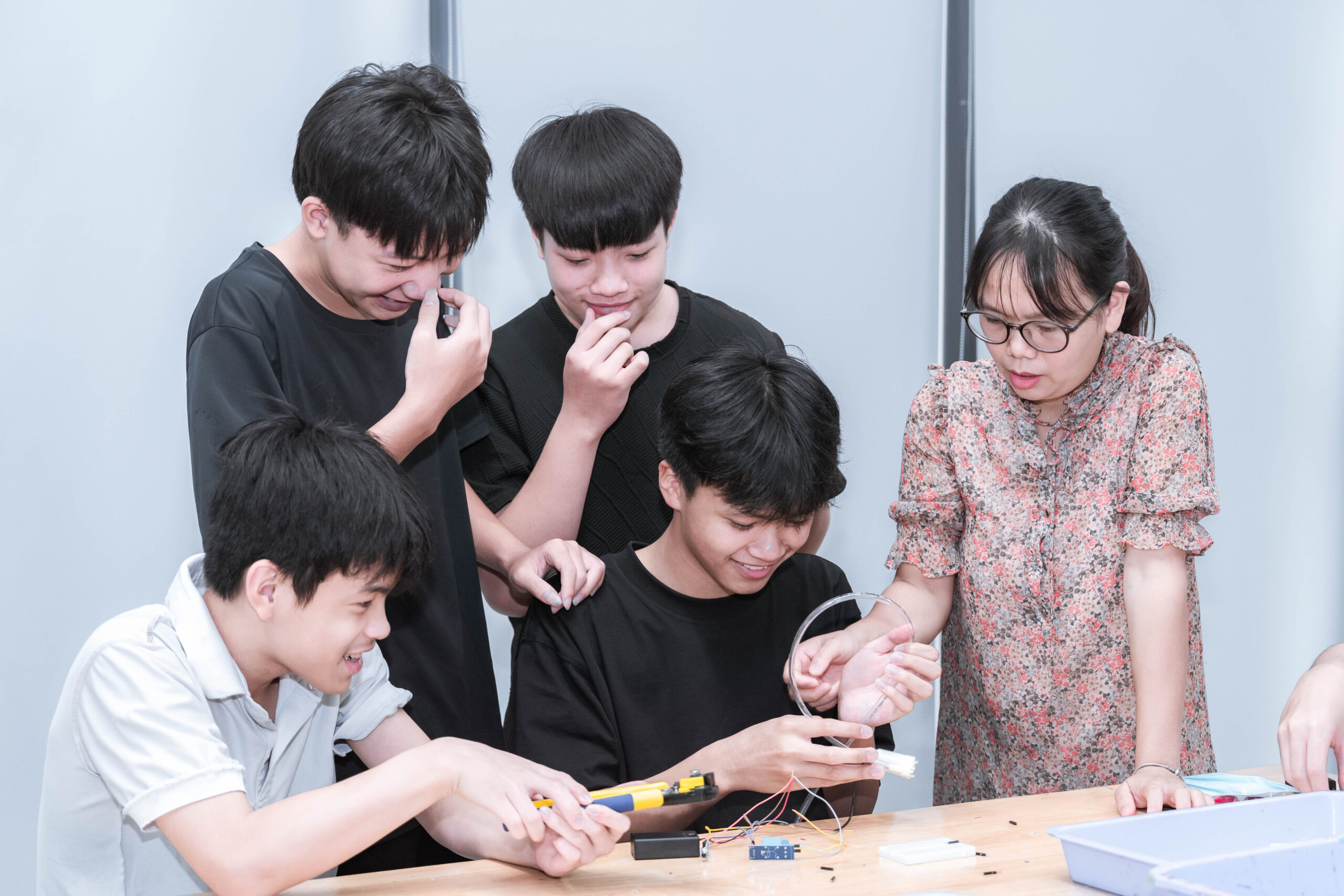 Các bạn học sinh Câu lạc bộ Hè Phenikaa Vibes 2025 cùng nhau triển khai Dự án STEM “Máy rửa tay khử khuẩn tự động”