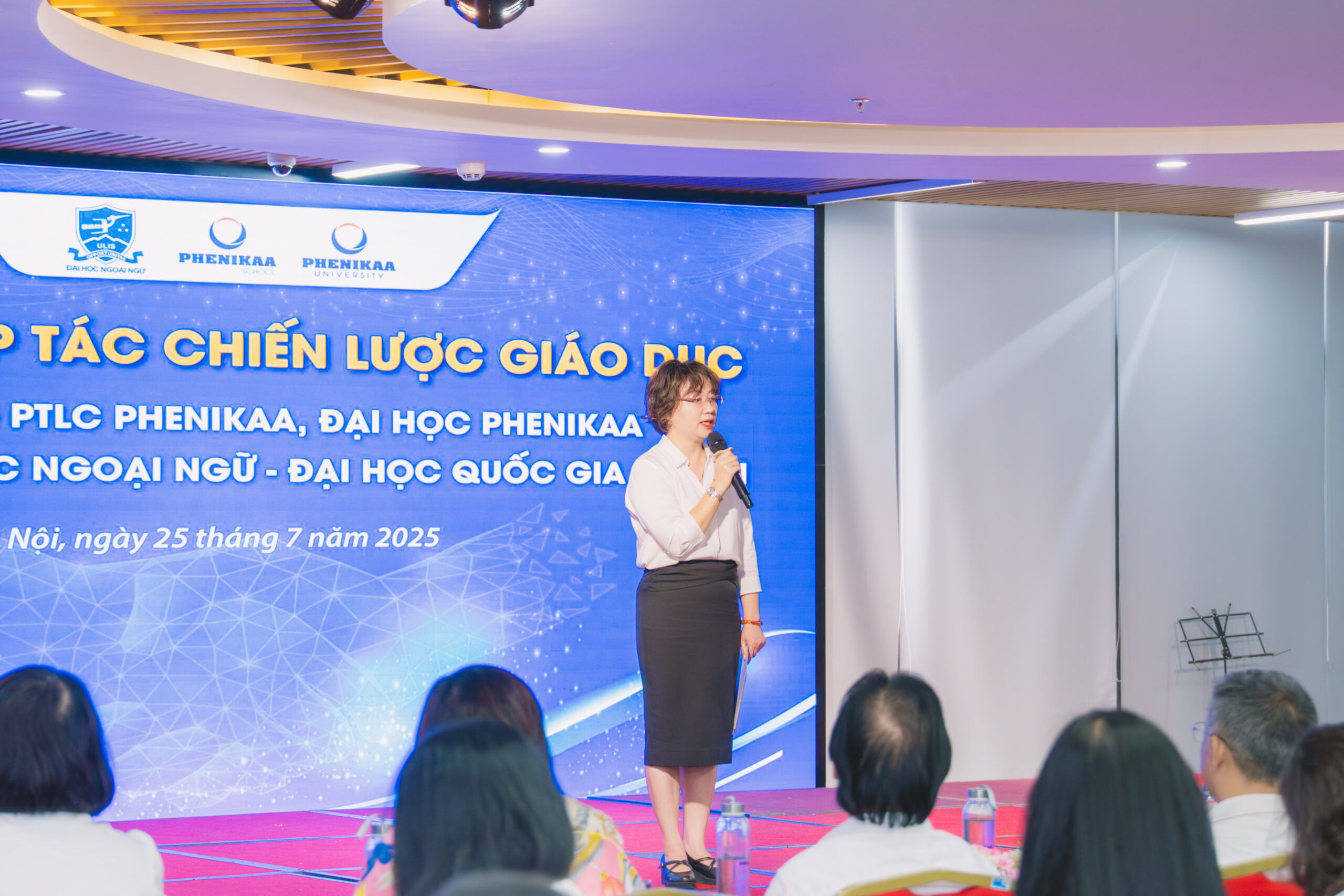 PGS.TS. Hà Lê Kim Anh, Phó Hiệu trưởng Trường Đại học Ngoại ngữ – ĐHQGHN phát biểu tạ buổi lễ ký kết