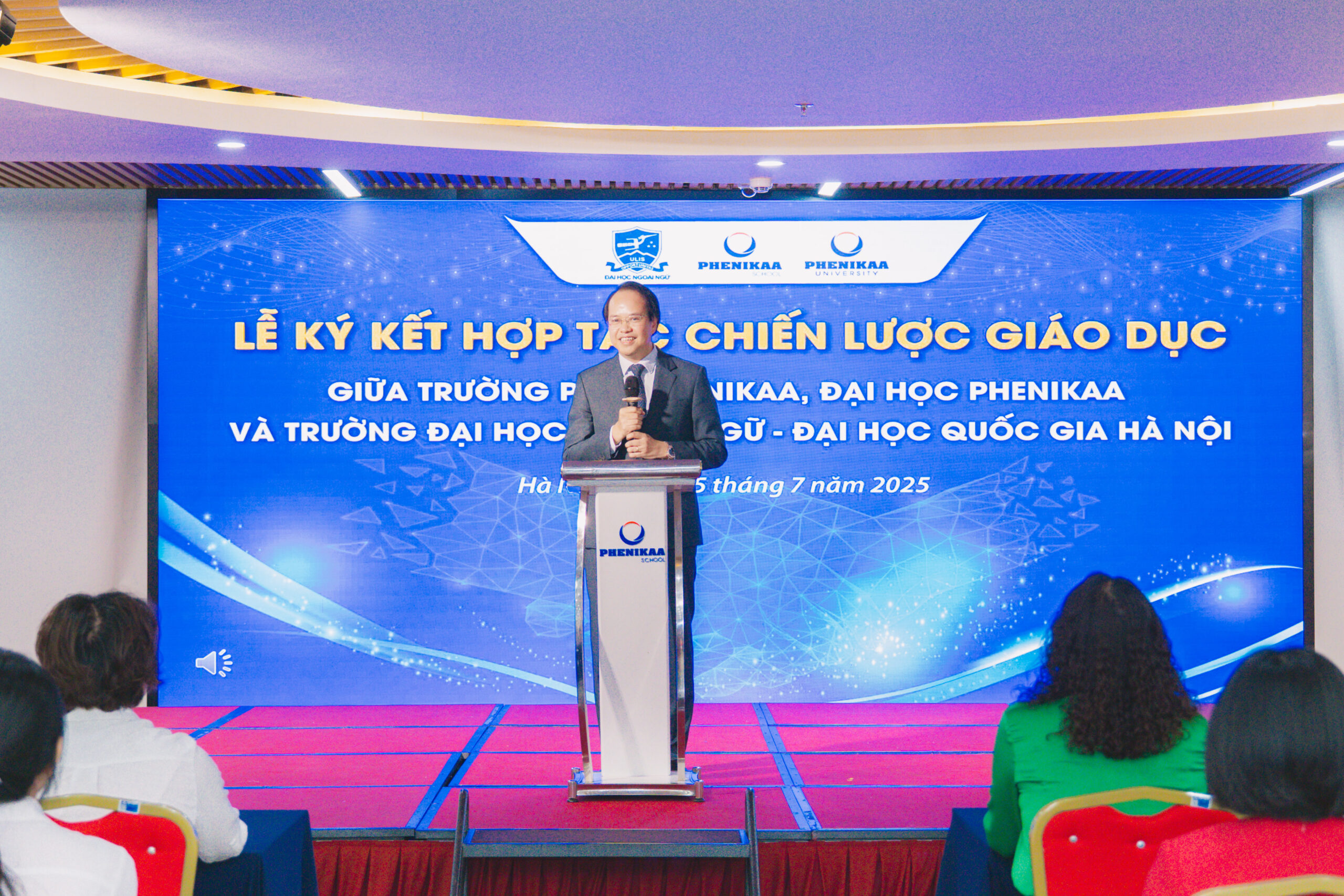 PGS.TS. Nguyễn Phú Khánh - Phó Tổng Giám đốc, Phó Hiệu trưởng Đại học Phenikaa nhấn mạnh vai trò của đào tạo ngoại ngữ trong bối cảnh toàn cầu hóa