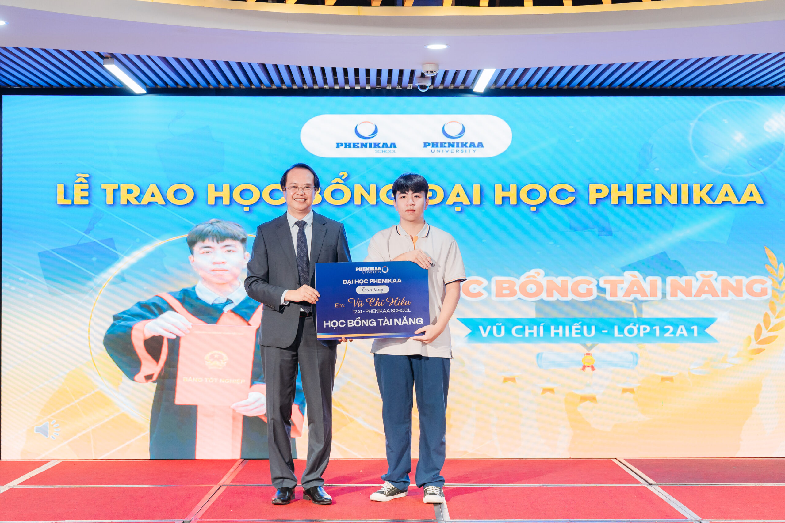 PGS.TS. Nguyễn Phú Khánh - Phó Tổng Giám đốc, Phó Hiệu trưởng Đại học Phenikaa trao tặng "Học bổng Tài năng" cho Học sinh Vũ Chí Hiếu
