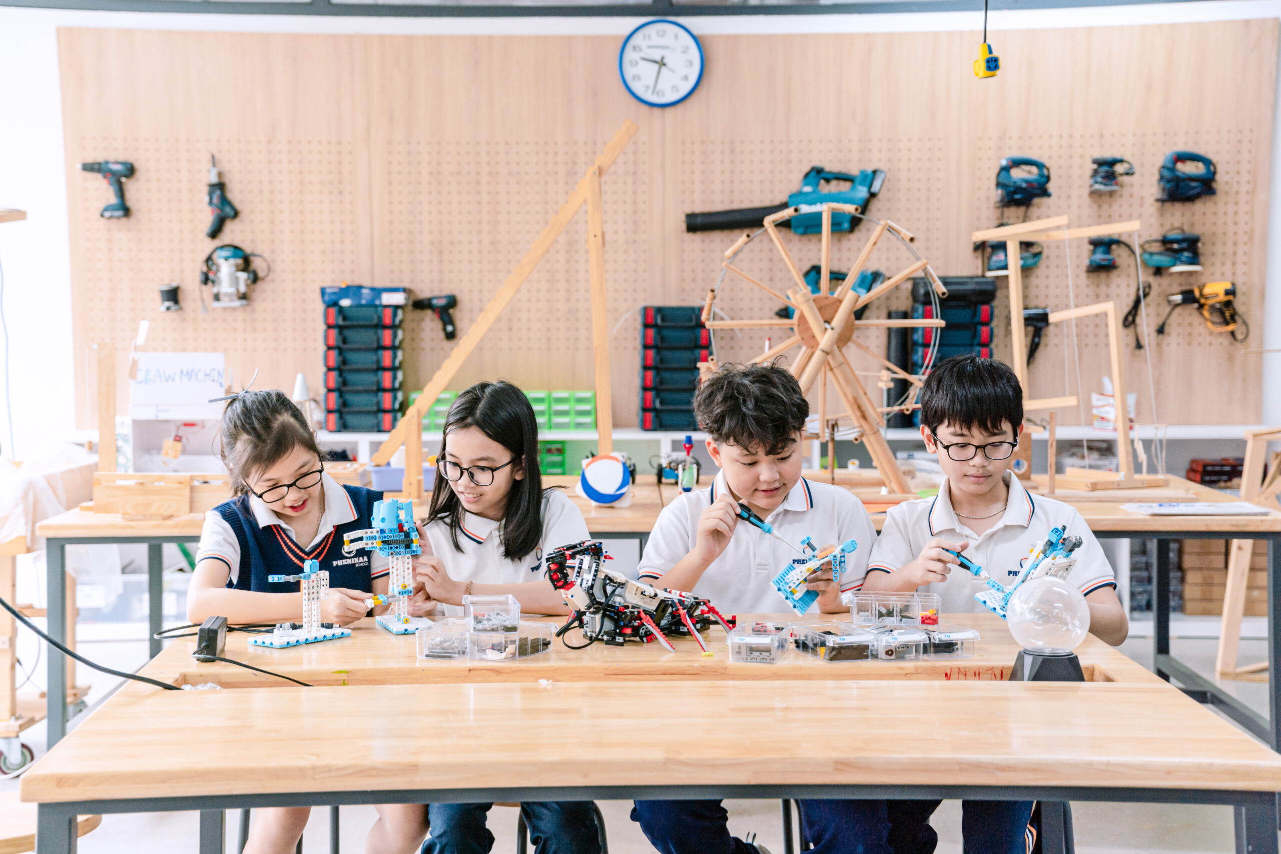 Học sinh sáng chế các sản phẩm tại Makerspace của Phenikaa School