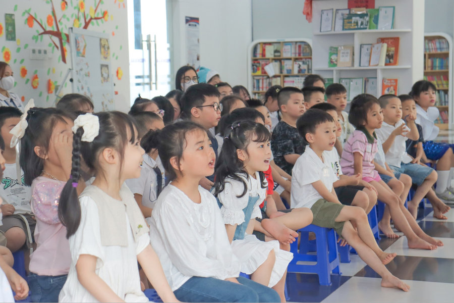 Ba mẹ nên cho con tham quan trường mới trước khi nhập học để con làm quen, tránh bỡ ngỡ giai đoạn đầu