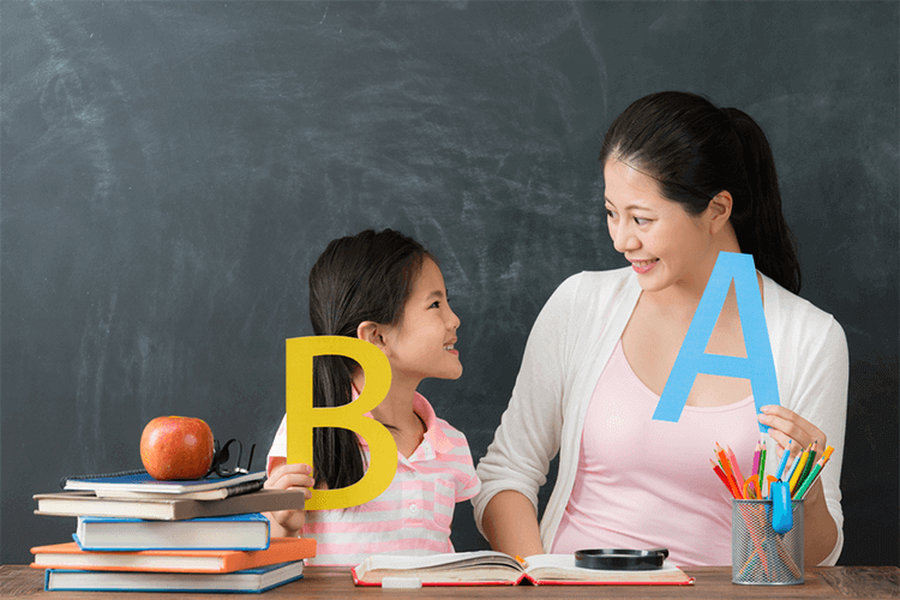 Bé có thể học trước một số kiến thức cơ bản như đếm số, đánh vần