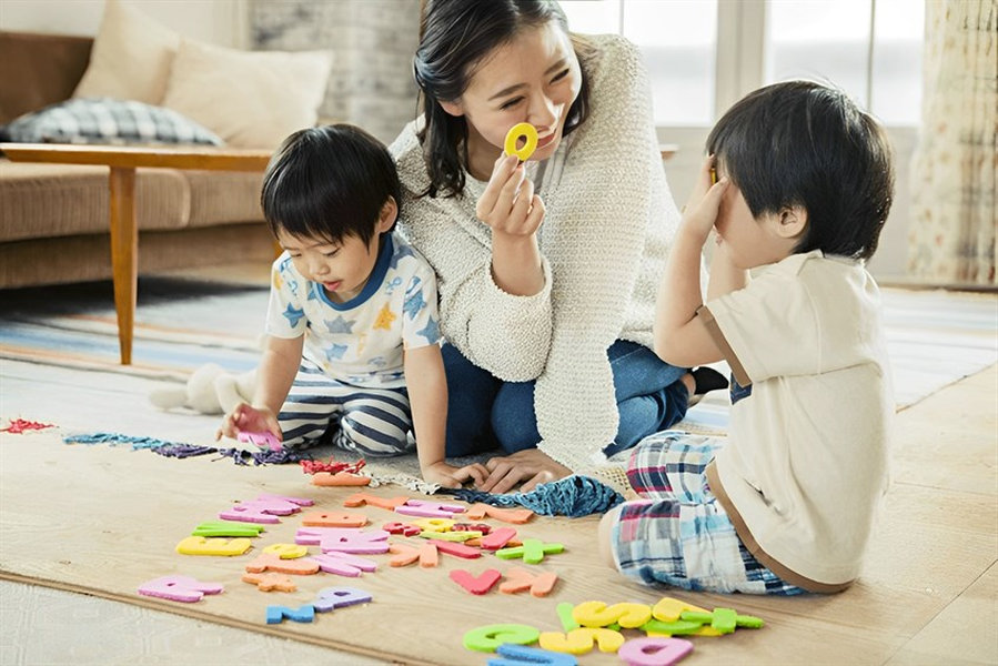 Bé học ghép vần bằng flashcard