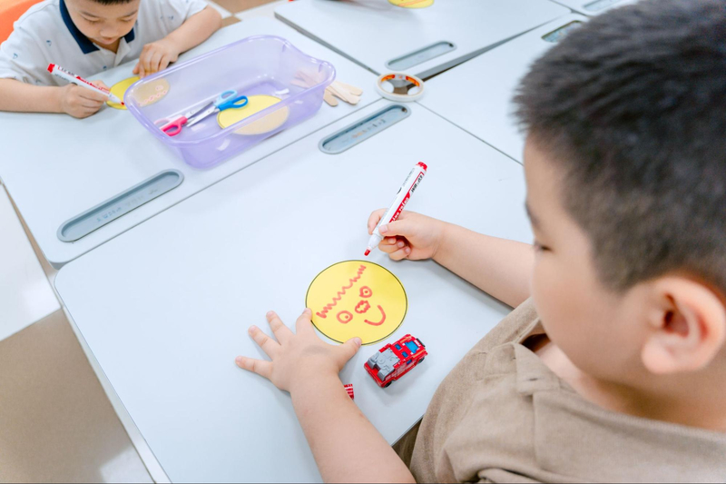 Bé nên được tập ngồi học tại bàn 