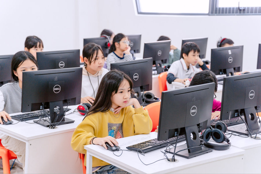 Biết giới hạn thời gian sử dụng thiết bị số giúp trẻ tránh lệ thuộc và sử dụng công nghệ một cách có trách nhiệm