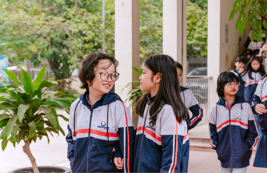 Biết nói rõ ràng, dùng từ lịch sự và lắng nghe đúng lúc giúp trẻ giao tiếp tự tin, ứng xử tinh tế hơn