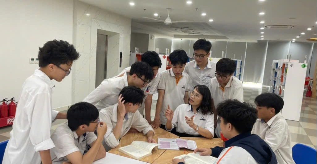 Cô Đình Thị Thủy và học trò trong giờ Ngữ văn.