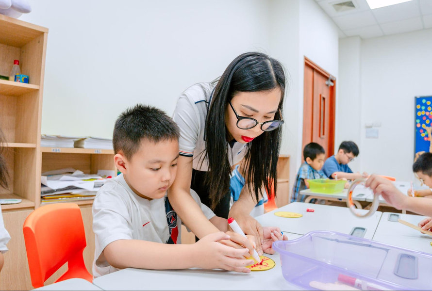 Không chỉ trang bị kiến thức, trẻ sẽ được trang bị kỹ năng mềm khi tham gia học tiền Tiểu học