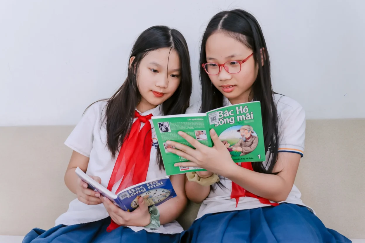 Việc duy trì thói quen đọc sách tại nhà không chỉ củng cố kỹ năng ngôn ngữ mà còn giúp trẻ phát triển tư duy phản biện, trí tưởng tượng và cảm xúc.