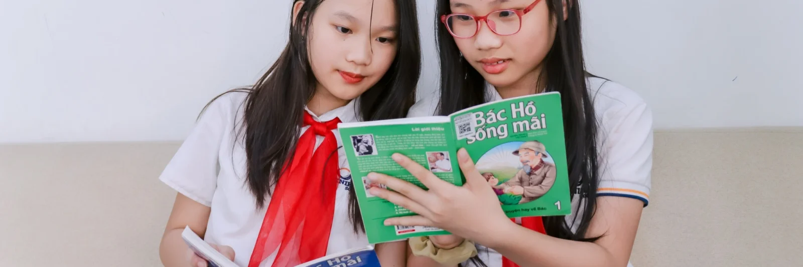 Việc duy trì thói quen đọc sách tại nhà không chỉ củng cố kỹ năng ngôn ngữ mà còn giúp trẻ phát triển tư duy phản biện, trí tưởng tượng và cảm xúc.