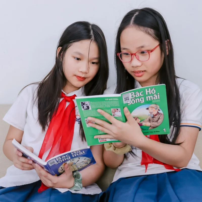 Việc duy trì thói quen đọc sách tại nhà không chỉ củng cố kỹ năng ngôn ngữ mà còn giúp trẻ phát triển tư duy phản biện, trí tưởng tượng và cảm xúc.