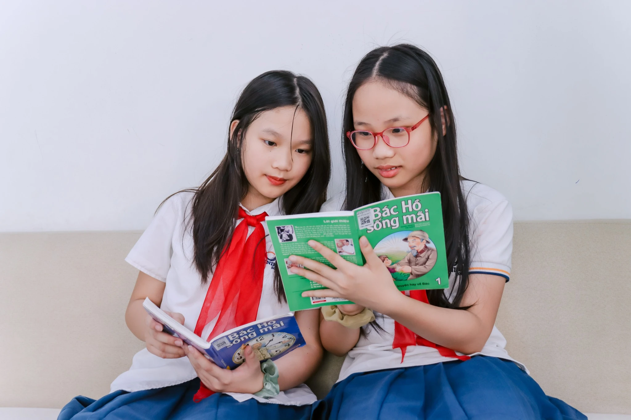 Việc duy trì thói quen đọc sách tại nhà không chỉ củng cố kỹ năng ngôn ngữ mà còn giúp trẻ phát triển tư duy phản biện, trí tưởng tượng và cảm xúc.