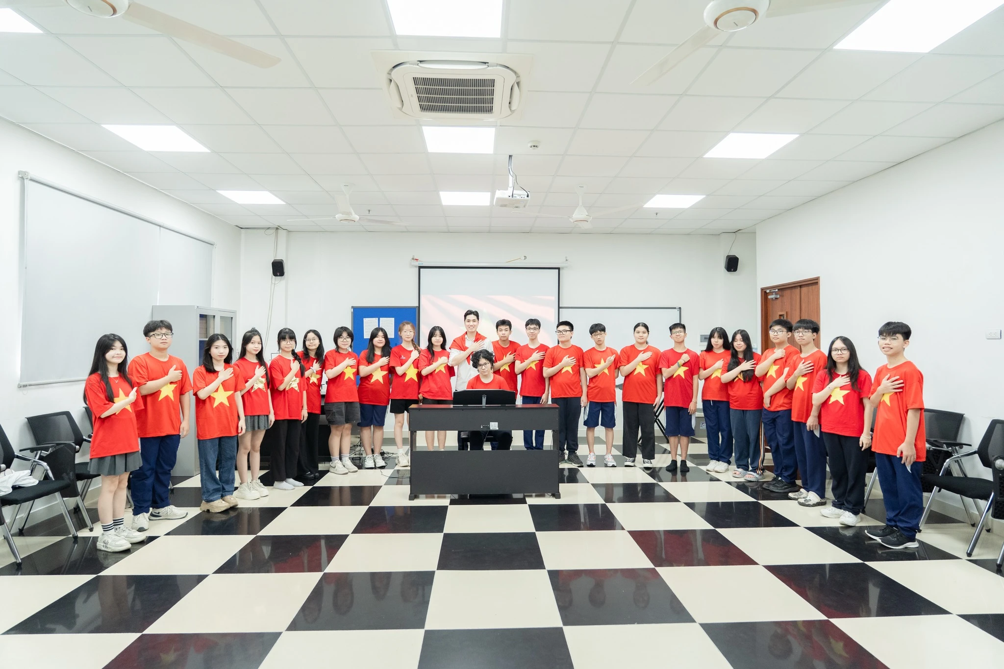 Không khí hào hùng trong từng lớp học tại Phenikaa School