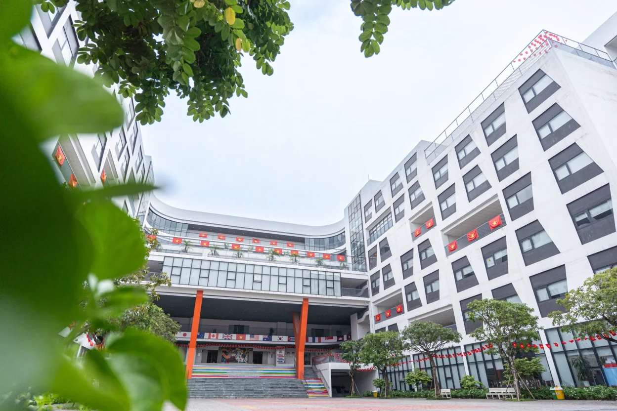 Phenikaa School rực rỡ sắc cờ trong những ngày tháng Tám lịch sử