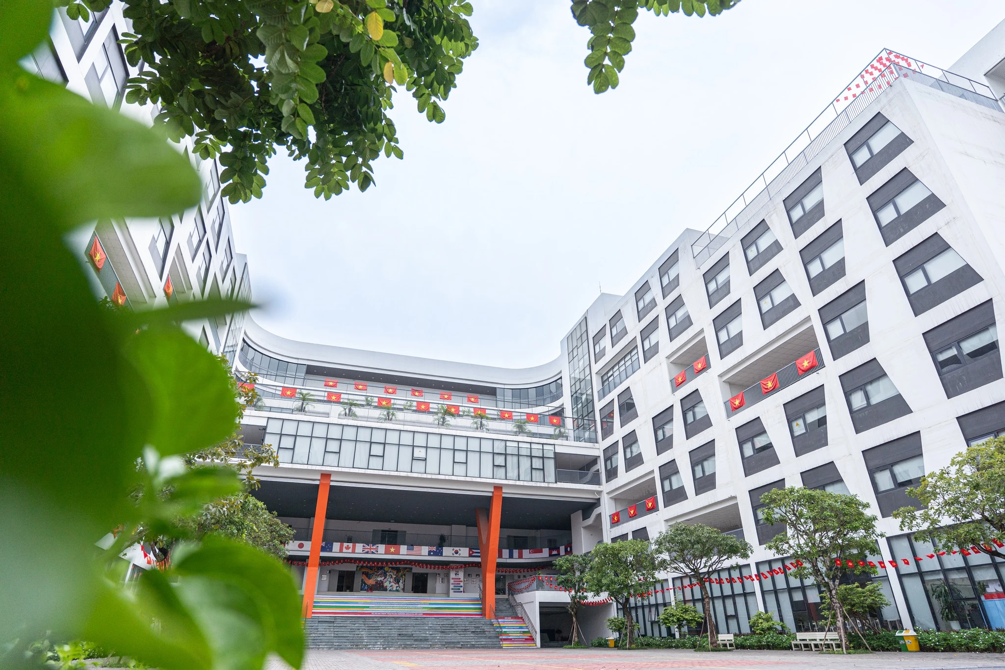 Phenikaa School rực rỡ sắc cờ trong những ngày tháng Tám lịch sử